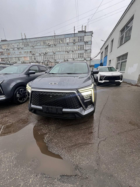 Большая партия &laquo;Москвичей 5&raquo; прибыла к дилеру, опубликованы живые фото, названы реальные цены. Завод утверждает, что это машины с пробегом